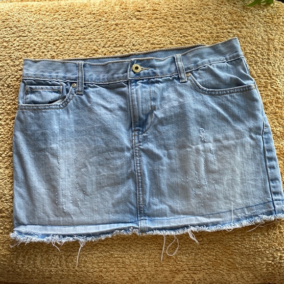 Old Navy ultra low rise light wash distressed denim skirt sz 6 - Picture 1 of 7